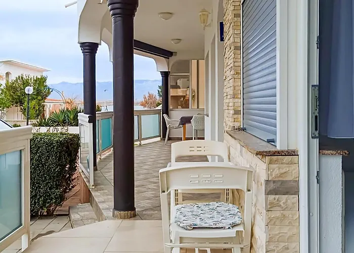 Апартаменты 1 Bedroom Lovely In Вир