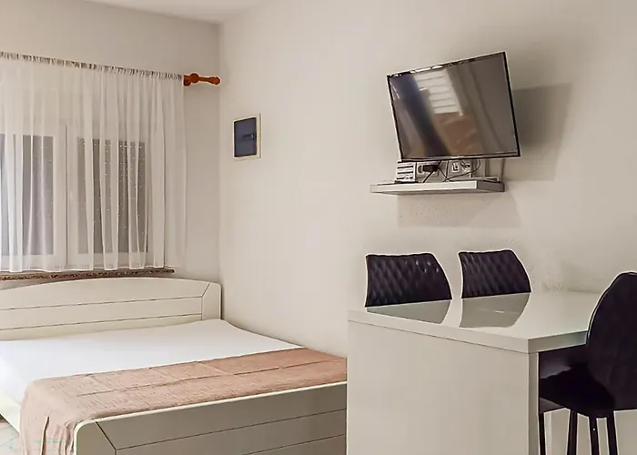 1 Bedroom Lovely In Апартаменты Вир