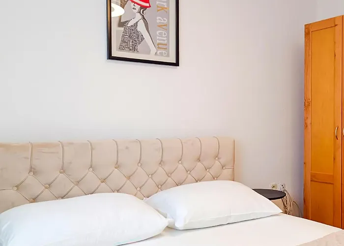 Апартаменты 1 Bedroom Lovely In