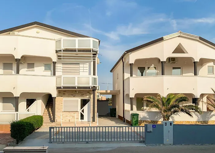 Апартаменты 1 Bedroom Lovely In *